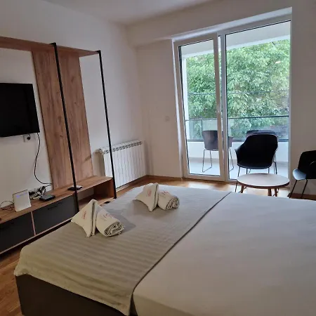 Luxury Iva Iii Apartment